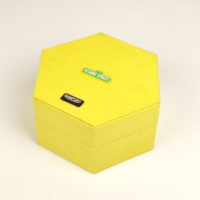 Boîte à montre hexagonale en bois recouverte de feutre jaune, doublure en velours noir, logo personnalisé, boîte de rangement pour montre, pour l'emballage et la présentation des montres