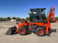 Chargeuse-pelleteuse professionnelle 4x4 robuste avec godet de chargement frontal et bras d'excavation arrière