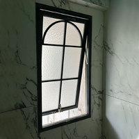 Fenêtre coulissante verticale en aluminium Fenêtre suspendue simple Fenêtre pivotante inclinable avec verre trempé à rupture thermique Materia