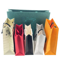 Sacs en papier avec logo imprimé personnalisé Sacs en papier recyclable pour boutique de vêtements de luxe Sac cadeau avec corde en ruban