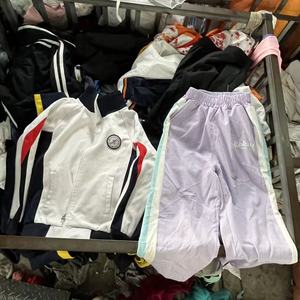 Trajes Deportivos Infantiles de <span class=keywords><strong>Segunda</strong></span> <span class=keywords><strong>Mano</strong></span> de Alta Calidad, Paquete de 45 kg, Conjuntos Deportivos Sostenibles para Niños, Ropa Deportiva Usada, Tallas Mixtas, Exportación a Granel - Product Image 2