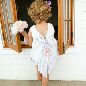 Set di <span class=keywords><strong>Abbigliamento</strong></span> Estivo per Bambine con Monogramma, Senza Maniche, Fiocco sul Retro, Righe Seersucker e Volant - Product Image 1