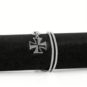 Collar Zoryn con Colgante de Cruz de Hierro en Acero Inoxidable 316L en Tono Dorado con Grabado de Llama en Acabado Negro, Estilo Gótico para Hombre - Product Image 4