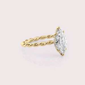 Anillo de Compromiso con Diamante Cultivado en Laboratorio, Corte Marquesa, con Banda de Cuerda Trenzada en Oro Amarillo de 18k - Product Image 2