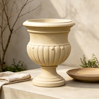 Urne de jardin classique à piédestal cannelé en résine, faite et peinte à la main, beige, texture pierre, style vintage romain, pour patio, véranda, extérieur