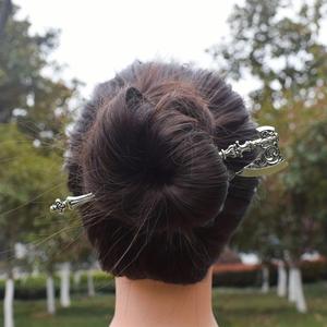 Horquilla de aleación plateada con runas nórdicas vintage, nudos celtas y hachas, amuleto pagano ocultista, joya para el cabello para mujer - Product Image 3