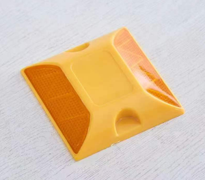 Piquets routiers réfléchissants prismatiques haute intensité en plastique, design œil de chat, montage au sol, sans alimentation électrique, homologués pour l'usage urbain - Product Image 1