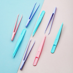 Pinces fines en plastique coloré, adaptées aux autocollants pour nail art faits main, avec pointes renforcées. - Product Image 4