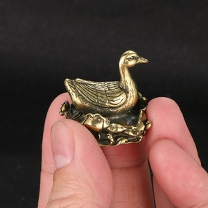 1 pièce d'ornement <span class=keywords><strong>de</strong></span> canard antique en laiton massif, décorations <span class=keywords><strong>de</strong></span> bureau, figurines <span class=keywords><strong>de</strong></span> thé, collection d'objets artisanaux en cuivre antique - Product Image 1