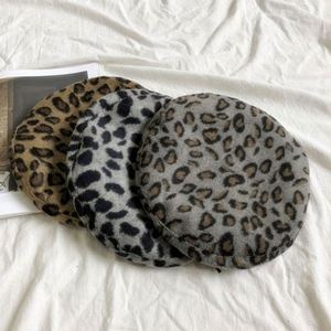 หมวกเบเร่ต์ลายเสือดาว สไตล์ฮาร์เบอร์ คุณภาพสูง ขายส่ง ราคาพิเศษ สำหรับฤดูใบไม้ร่วงและฤดูหนาว เหมาะสำหรับใส่ลำลองหรือเป็นศิลปิน - Product Image 4