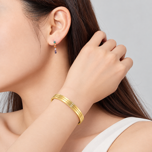 Brazalete de Zirconia de Tres Líneas, Acero Inoxidable con Baño de Oro de 14K, Diseño de Banda Paralela en Tono Dorado - Product Image 5