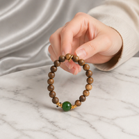 Bracelet de prière artisanal Kynam en perles de bois marron clair, emballage raffiné, idéal pour un cadeau quotidien