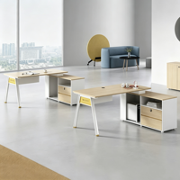 Poste de travail de bureau moderne de classe E0 pour 4 personnes avec cloison, combinaison bureau et chaise, poste de travail financier