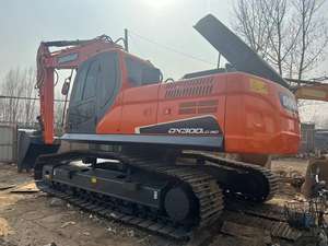 Excavadora Doosan Dx300 usada a la venta enfocada en el componente del motor central - Product Image 2