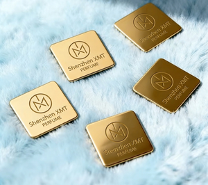 Etiqueta de Aluminio Serigrafiada, Placa de Identificación Metálica de Color Personalizado con Adhesivo, Estilo Lujoso y Ecológico para Ropa y Bebidas - Product Image 4