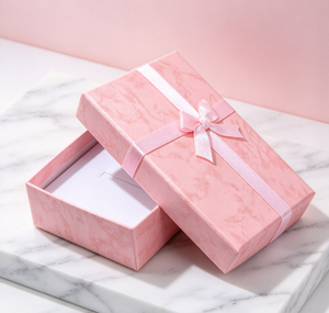 Boîte à bijoux en papier spécial à motif marbré rose haut de gamme, faite à la main et écologique, en deux parties, avec un nœud en ruban de satin de la même couleur, blanc - Product Image 3
