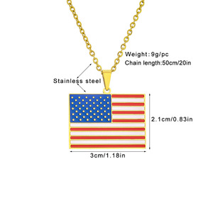 Collier avec pendentif <span class=keywords><strong>carte</strong></span> <span class=keywords><strong>des</strong></span> États-<span class=keywords><strong>Unis</strong></span> en acier inoxydable, plaqué or véritable 18 carats, émail, drapeau américain, fabriqué par le fabricant - Product Image 4