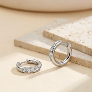 Boucles d'oreilles créoles petites en acier inoxydable plaqué or 18 carats avec 4 pierres rondes en zircon cubique serties en canal, bijoux de haute qualité pour femmes - Product Image 5