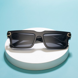 Lunettes de soleil carrées tendance noires unisexes avec verres PC UV400 pour la protection solaire, idéales pour les voyages et la conduite - Product Image 5