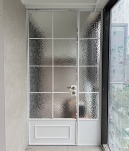 Puerta Batiente Francesa con Estándar de Impermeabilidad EN 12208 Clase 6A y Rendimiento Acústico Rw 35dB para Interiores Residenciales Europeos - Product Image 3