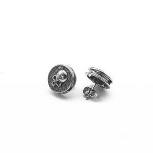 Boucles d'oreilles clous personnalisées pour hommes, acier inoxydable 316L, hypoallergéniques, crâne gravé, forme circulaire, style vintage punk gothique. - Product Image 2