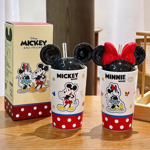 Taza de cerámica Zuo Mu Mickey y Minnie Mouse con tapa y pajita, regalo reutilizable para parejas y niños - Product Image 1