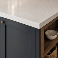 Îlot de cuisine moderne de style Shaker sur mesure avec plan de travail en quartz, évier et rangement ouvert