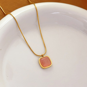 Collier pendentif carré coloré tendance pour femme en acier inoxydable plaqué or de luxe de la marque Elodie, chaîne serpent, ne ternit pas, vente en gros - Product Image 3