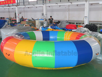 Beignets multicolores Jeux de mer Jouets aquatiques remorquables Tube de ski volant Bateau disco gonflable