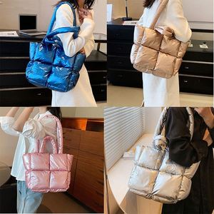 Sac fourre-tout matelassé en nylon imperméable de luxe léger avec rembourrage, sac à bandoulière pour femme et unisexe, idéal pour le shopping - Product Image 5