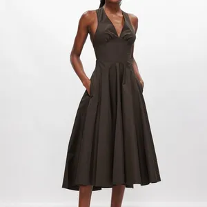 שמלת עיצוב חדשה מותאמת אישית למפעל 2024 שחורה קלאסית באיכות גבוהה סקסית חלולה ללא שרוולים חומה מתרחבת כותנה-פופלין שמלת מידי