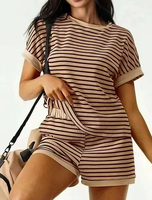 Ensemble T-shirt rayé et short en maille pour femme, style décontracté, collection Printemps, Été, Automne, inspiré des tendances européennes et américaines.
