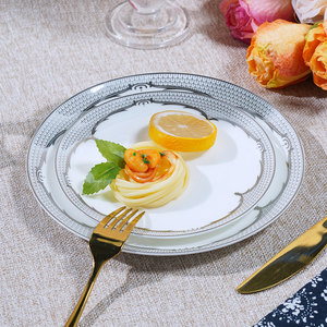 Vaisselle <span class=keywords><strong>de</strong></span> fête <span class=keywords><strong>de</strong></span> luxe minimaliste décorations <span class=keywords><strong>de</strong></span> <span class=keywords><strong>table</strong></span> ensemble <span class=keywords><strong>de</strong></span> dîner <span class=keywords><strong>en</strong></span> céramique à bord argenté assiettes <span class=keywords><strong>de</strong></span> chargeur pour Restaurant - Product Image 3