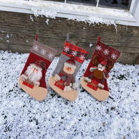 Grandes chaussettes de Noël personnalisées en peluche, style boutique, avec motif flocon de neige, bordure écossaise, motif élan, bonbons et bonhomme de neige, pour cheminée