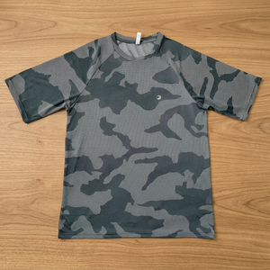 เสื้อยืดกีฬาลายพรางสำหรับผู้ชาย น้ำหนักเบา ระบายอากาศได้ดี แห้งเร็ว แขนสั้น เหมาะสำหรับออกกำลังกาย วิ่ง และฝึกซ้อม - Product Image 3