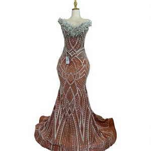 Robe de soirée sirène vintage de luxe rouge sur mesure, longueur ras du sol, épaules dénudées, soutien-gorge intégré, respirante, ornée de strass - Product Image 1