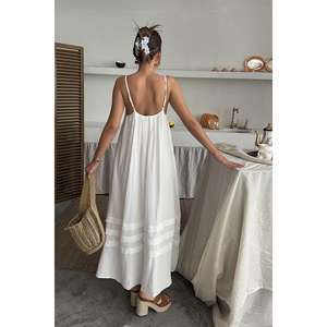 Robe élégante en mousseline blanc cassé à fines bretelles, taille naturelle, coupe ample, dos nu, respirante, pour tenue décontractée, en tissu tissé à fines bretelles spaghetti - Product Image 1