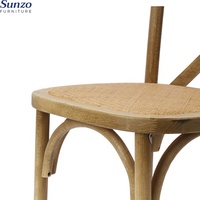 Chaise de salle à manger empilable en rotin avec dossier croisé et structure en bois massif pour mariage
