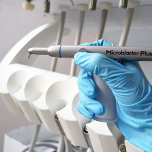 Pistola de aire abrasiva dental de 2/4 orificios con función de enfriamiento para limpieza y equipo de relleno en ortodoncia - Product Image 2