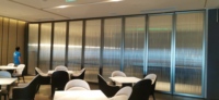 Cloisons en verre pliables de haute qualité au design moderne, 85 mm d'épaisseur, en verre trempé givré avec cadre en aluminium pour bureaux et salles de conférence