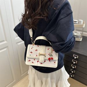 Bolso de Mano Moderno con Estampado de Cerezas, Bolso Cruzado de Piel Sintética para Mujer con Colgante de Cereza - Product Image 4