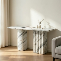 Table console en marbre Statuario à piétement cannelé, idéale pour les halls d'hôtels de luxe et les foyers élégants