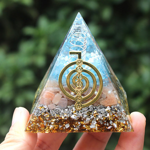 Pyramide en résine blanche en forme de pilier de cristal, artisanat, décoration de la maison, ornement fait à la main - Product Image 1