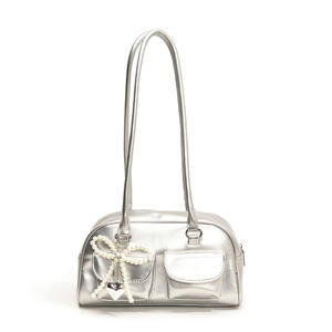 Sac à bandoulière en cuir PU style vintage avec nœud perlé et pendentif, idéal pour la mode féminine estivale 2025 - Product Image 5