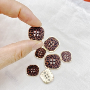 Custom Logo Square 4-Hole Zinc Alloy <strong>Buttons</strong> 25mm Leopard Print Suede Metal Sewing <strong>Buttons</strong> <strong>for</strong> Clothing <strong>Plating</strong> Technique - Product Image 5