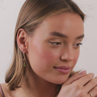 Anting-anting Gemnel Statement Link Drop Earrings dengan warna emas mengkilap dan liontin batu oranye dan hijau, model anting kait.