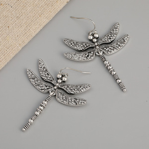 Orecchini pendenti semplici a forma di libellula per donna, orecchini creativi a forma di ali di insetto, gioielli di moda in stile vintage - Product Image 3