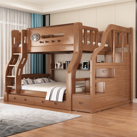 Lit superposé double sur grand lit en bois massif de style campagnard américain avec escalier, tiroirs de rangement, étagères ouvertes et barrière de sécurité pour chambre d'enfant