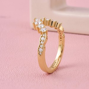 Bague de mariage en or avec diamant de laboratoire taille brillant rond, forme en V incurvée, pour bijoux de mariée et occasions spéciales - Product Image 3