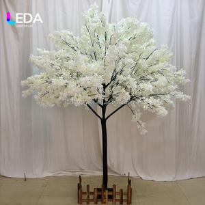 Arbre de cerisier artificiel blanc sur mesure LEDA en soie, fausse fleur de sakura pour mariage, fête, événement, toile de fond de scène - Product Image 1